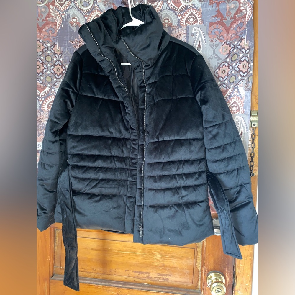 Sofia Vergara woman’s black puffer winter coat